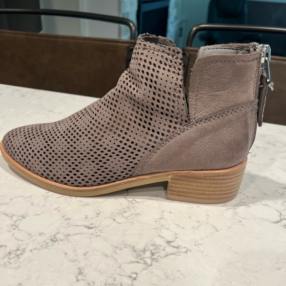 Brand new Dolce Vita ‘Karsen’ Women Pointed Toe Grey Leather Booties